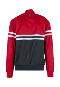 Rød og marineblå træningsjakke med høj krave, der har hvide vandrette striber over brystet og ribbede manchetter. Glat stofstruktur.