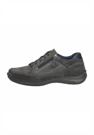 Zapatilla de cuero gris con diseño de cordones y cremallera lateral. Acentos perforados y secciones texturizadas contrastantes en la parte superior.