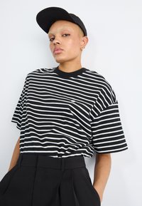 Carhartt WIP BRYNA - Tricou cu imprimeu - black/white
