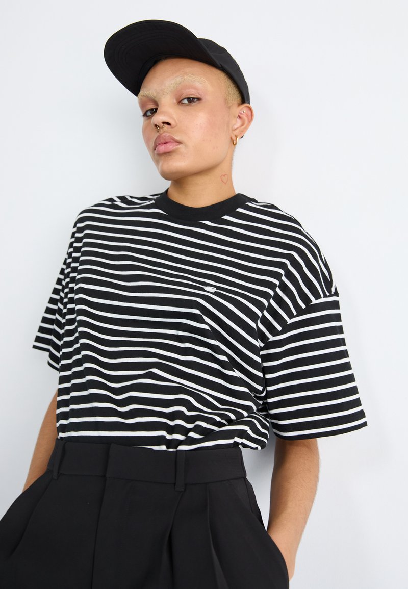 Carhartt WIP BRYNA - Tricou cu imprimeu - black/white