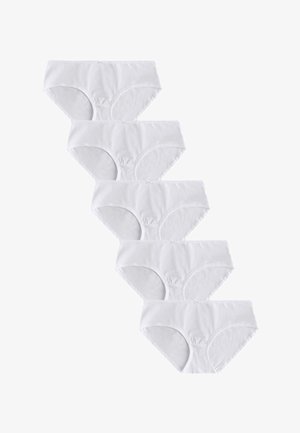 Vijf paar eenvoudige witte katoenen damesonderbroeken, gerangschikt in een diagonale lijn op een witte achtergrond.