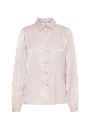 Jasnoróżowa bluzka z błyszczącego materiału, z kołnierzykiem, długimi rękawami, guziczkami z przodu oraz subtelnymi detalami teksturowymi.