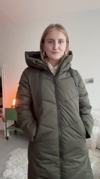 Πουφ πράσινο μπουφάν με κουκούλα, διαθέτει μπροστινό φερμουάρ, δύο πλευρικές τσέπες και επενδεδυμένη υφή. Η επένδυση είναι λευκή.