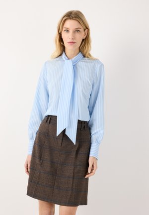 More & More, MORE & MORE KLASSISCHE STREIFENBLUSE, SCHLUPPE - Chemisier - fresh skyblue white woven blouse stripe