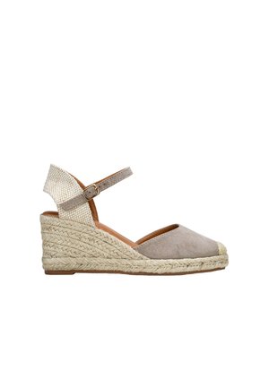 Espadrille cuña en ante beige claro, con tira de tobillo de tejido trenzado, suela envuelta en cuerda, punta redonda y base plana marrón.