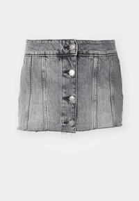 Jupe en denim gris à taille haute, avec cinq boutons en argent, des coutures verticales et un ourlet brut. A une silhouette ajustée et une texture douce.