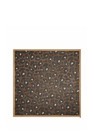 Brauner quadratischer Teppich mit schwarzem und beigem Leopardenmuster sowie beigefarbenem Rand auf weißem Hintergrund.