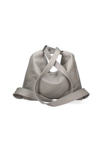 Zachte grijze leren tas met een ronde vorm, gekruiste banden en een open bovenkant. De textuur lijkt glad met een subtiele glans.