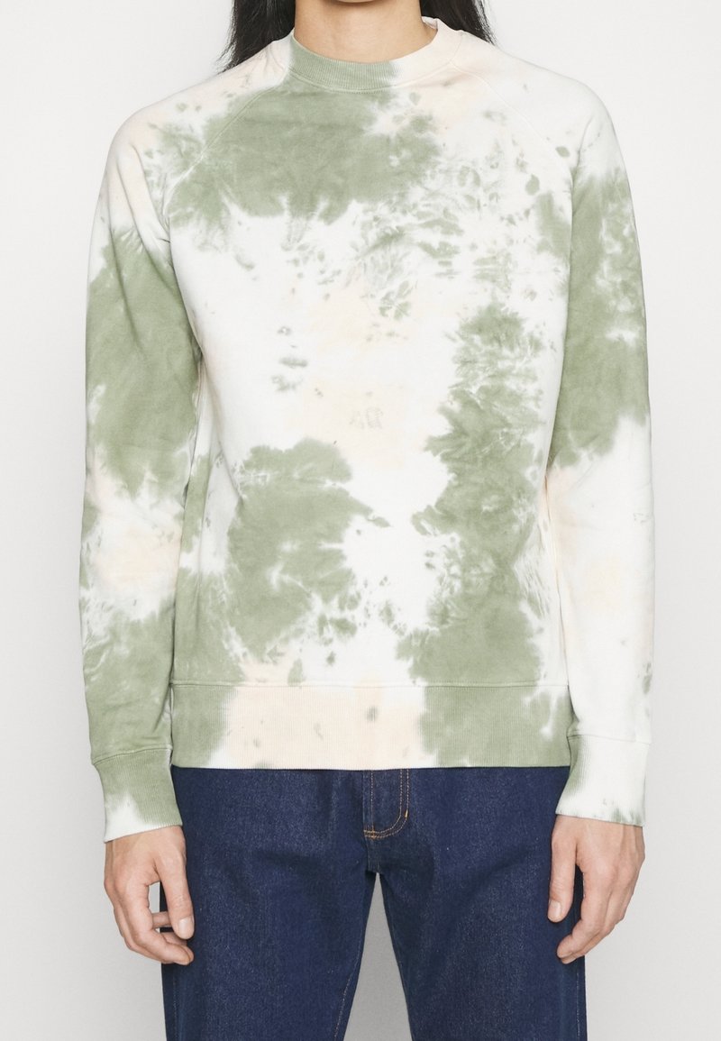 Sudadera de cuello redondo en blanco con patrones de tie-dye en verde. Mezcla de algodón, puños y dobladillo acanalados, corte relajado, textura suave.