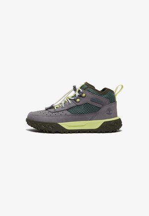 Scarponi da trekking grigi e verdi in suede e mesh, con colletto imbottito, suola in gomma e accenti verde lime a contrasto.