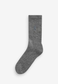 Calzino grigio a costine con una consistenza morbida, caratterizzato da un piccolo dettaglio del logo blu sul lato. Design standard di lunghezza alla caviglia.