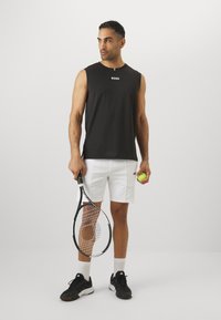 Juodas be rankovių marškinėlis su "BOSS" logotipu, balti šortai su logotipu, teniso raketė ir žalias teniso kamuoliukas, vilkimi su juodais sportiniais batais ir baltais kojinėmis.