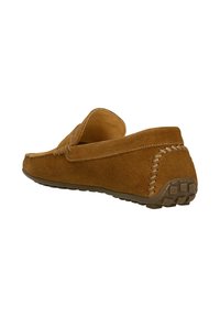 Brauner Wildlederschuh im Mokassinstil mit Gummisohle, genähten Akzenten entlang der Seiten und einem tiefen Rückensaum für einfaches Anziehen.