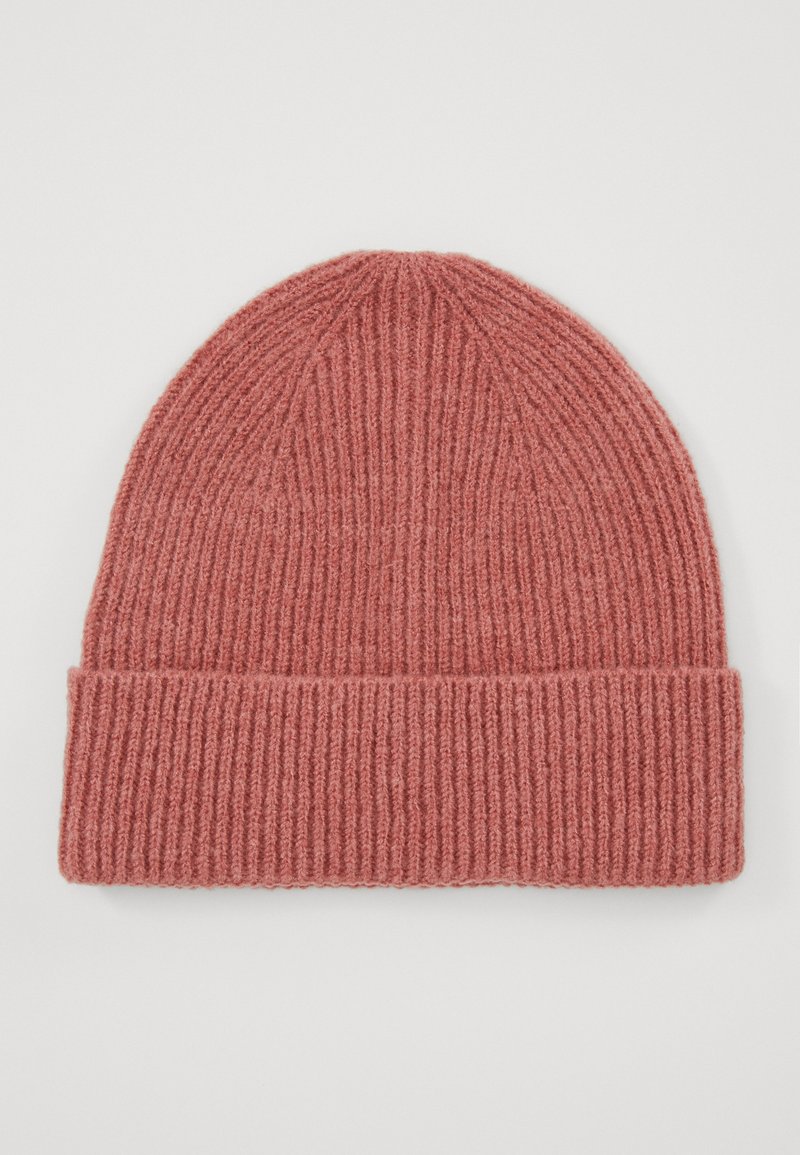 Kootud beanie tuharoosas, millel on sooniline tekstuur, voltimisserv ja ümar ülemine osa. Valmistatud pehmest villasegu materjalist.