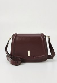 Geantă crossbody din piele burgundy cu închidere cu clapa, accesorii aurii și o curea lungă reglabilă. Textură netedă și design structurat.