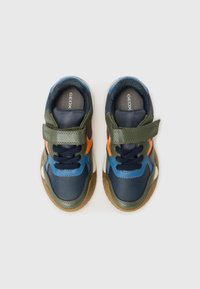 Baskets pour enfants bleu et vert avec bande Velcro, semelle en caoutchouc texturée, détail orange contrastant, bout rond et col rembourré.