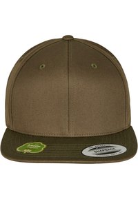 Olive roheline snapback müts lame äärega, valmistatud tekstuurist kangast. Omab ümmargust sildit äärtes ja ventilatsiooniauke krooni peal.