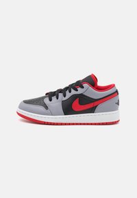 Jordan - AIR JORDAN 1 LOW UNISEX - Joggesko - black/fire red/cement grey/white Miniatyrbilde 1