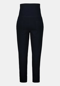 Pantaloni neri a vita alta con una texture liscia, dotati di due tasche posteriori e un taglio sartoriale che si restringe alle caviglie.