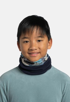 Camisa de manga larga de color azul claro con un gaiter de cuello de múltiples patrones en tonos de azul, gris y negro, que presenta una estructura en capas.