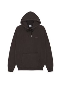 Σκούρα καφέ φούτερ με κουκούλα από μαλακό ύφασμα, με κορδόνι στη κουκούλα, ριμπ μανσέτες, τσέπη καγκουρό και διακριτικό λογότυπο στο στήθος.