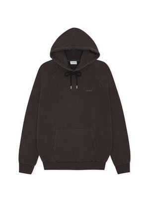 Sötétbarna kapucnis pulóver puha anyagból, állítható kapucnival, bordázott mandzsettákkal, kenguru zsebbel és egy visszafogott logóval a mellkason.