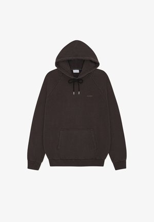 Sötétbarna kapucnis pulóver puha anyagból, állítható kapucnival, bordázott mandzsettákkal, kenguru zsebbel és egy visszafogott logóval a mellkason.