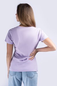 Fialová tričko s krátkym rukávom vyrobené z mäkkej tkaniny, s klasickým okrúhlym výstrihom a voľným strihom, skombinované s svetlomodrými džínsami.