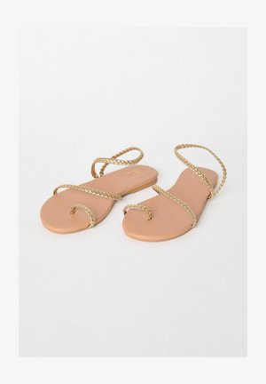 Płaskie sandały w kolorze brązowym z plecionymi złotymi paskami, charakteryzujące się prostą konstrukcją podeszwy, otwartym palcem i minimalistycznym wzornictwem.