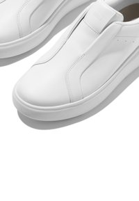 Zapatillas blancas de cuero liso, con diseño sin cordones, costuras mínimas y suela de goma texturizada. Presentan perforaciones simples.