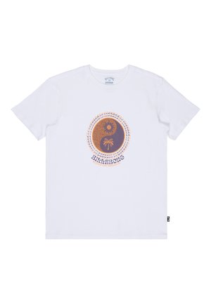 Wit T-shirt met korte mouwen en een centraal rond yin-yang ontwerp met zon, palmboom en de tekst "Billabong" in oranje en donkerblauw.