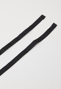 Svart tekstilremmer med en glatt tekstur, flat design og rektangulære ender. Hver rem er tynn og rett, med en lengde på omtrent 30 cm.