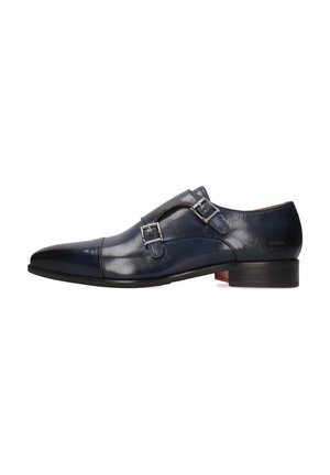 Zapato de cuero azul marino con punta afilada, correas de doble hebilla y un bajo tacón negro. Textura suave con un sutil detalle de grano.