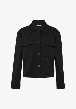 Czarna krótka kurtka z kołnierzykiem, dwiema kieszeniami na piersi i zapięciem na guziki. Wykonana z miękkiego, lekkiego materiału.