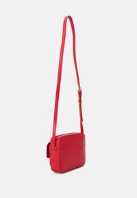 Calvin Klein RE LOCK CAMERA BAG FLAP - Borsa a tracolla - aurora red