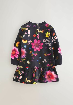 Abito floreale con uno sfondo scuro e fiori multicolori vivaci, maniche lunghe e gonna ampia con orlo arricciato; chiusura con bottoni sul retro.