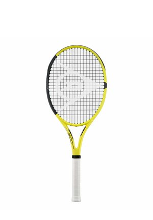 Raquette de tennis jaune et noire avec poignée blanche, tête ovale et motif de cordage avec un logo blanc au centre sur fond blanc.