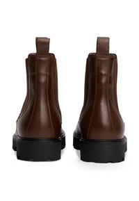 Braune Leder-Stiefeletten mit einem schlanken Design, elastischen Seitenpanels und einer strukturierten schwarzen Gummisohle. Hinterer Zuglasche für einfaches An- und Ausziehen.