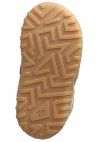 Suela de zapato de goma con un patrón en zigzag antideslizante, predominantemente marrón claro con textura elevada. Número '20' marcado en el costado.