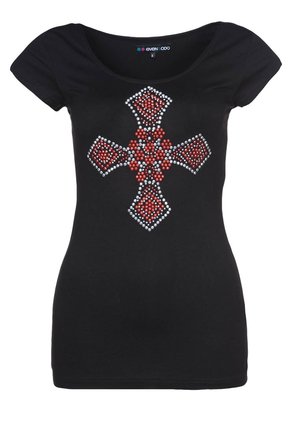 Czarny dopasowany T-shirt z krótkim rękawem, z czerwono-srebrnym, ćwiekowanym geometrycznym wzorem krzyża na piersi.