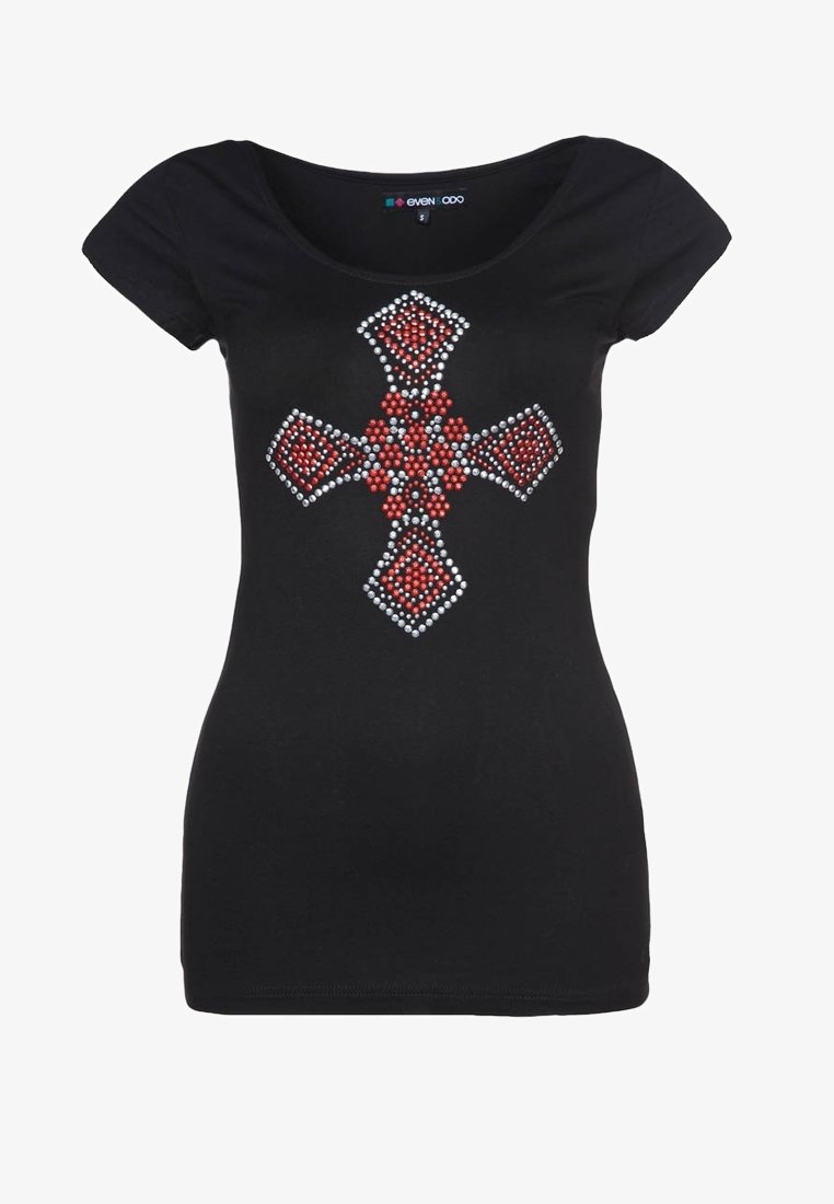T-shirt noir ajusté à manches courtes avec un design géométrique de croix cloutée en rouge et argenté sur la poitrine.