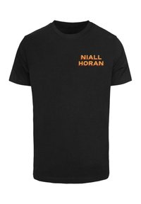 Sort bomulds T-shirt med "NIALL HORAN" trykt i orange og gul, med rund hals og korte ærmer.