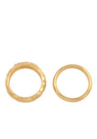Gouden ringen, één met een geslagen textuur en kleine heldere stenen, de andere glad en gepolijst. Beide zijn cirkelvormig en glanzend.