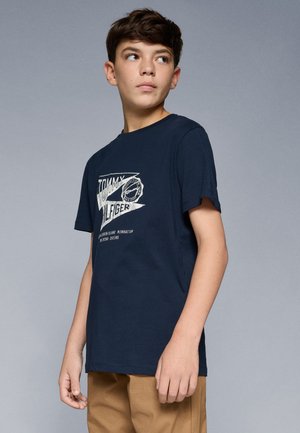 Tommy Hilfiger TEXTURED GRAPHIC PRINT TEE - Potiskana majica - dark night navy