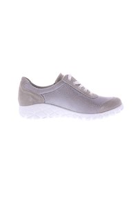 Grijze sneaker met een gestructureerd bovenwerk en suède accenten, witte vetersluiting en een dikke, witte zool met patroon die stabiliteit biedt.