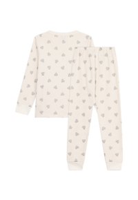 Langermet pysjamassett i myk beige stoff, med et mønster av små grå hjerter. Inkluderer matchende bukser med elastisk midje.