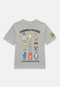 Grå t-skjorte med tegneseriefigurer og navn ordnet i et 3x3 rutenett under teksten "Stumble to Win!" på forsiden og logo på ermet.