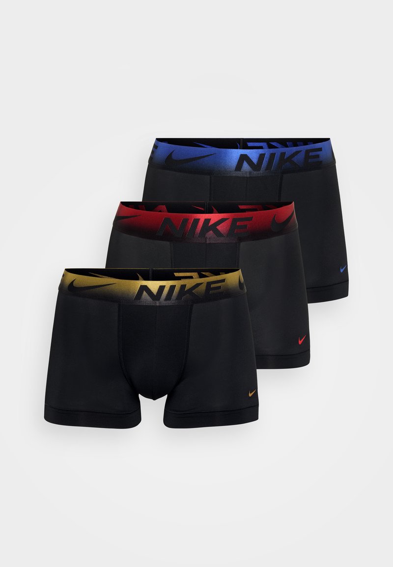Trzy pary czarnych bokserek Nike z różnymi kolorami elastycznego pasa: niebieskim, czerwonym i złotym. Każda z nich ma wyraźnie widoczny logo Nike.