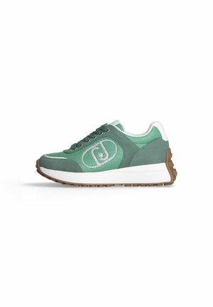 Zielono-szary sneaker z białą podeszwą i brązowym bieżnikiem, wykonany z siateczki i zamszu, z srebrnym logo z boku.