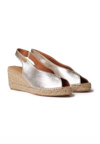 Metallisch silberne Peep-Toe Keil-Sandaletten mit einer mit Jute umwickelten Sohle und einem Slingback-Design, das mit einem glatten Lederfinish versehen ist.